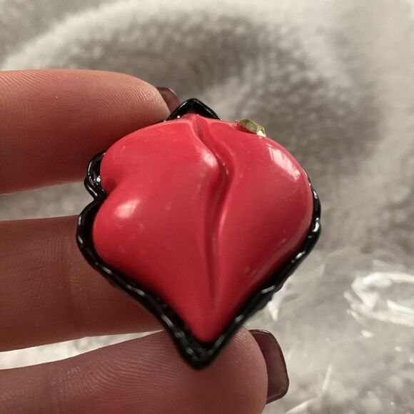 (C2) Pink Lips Ring - Picture 7 of 7